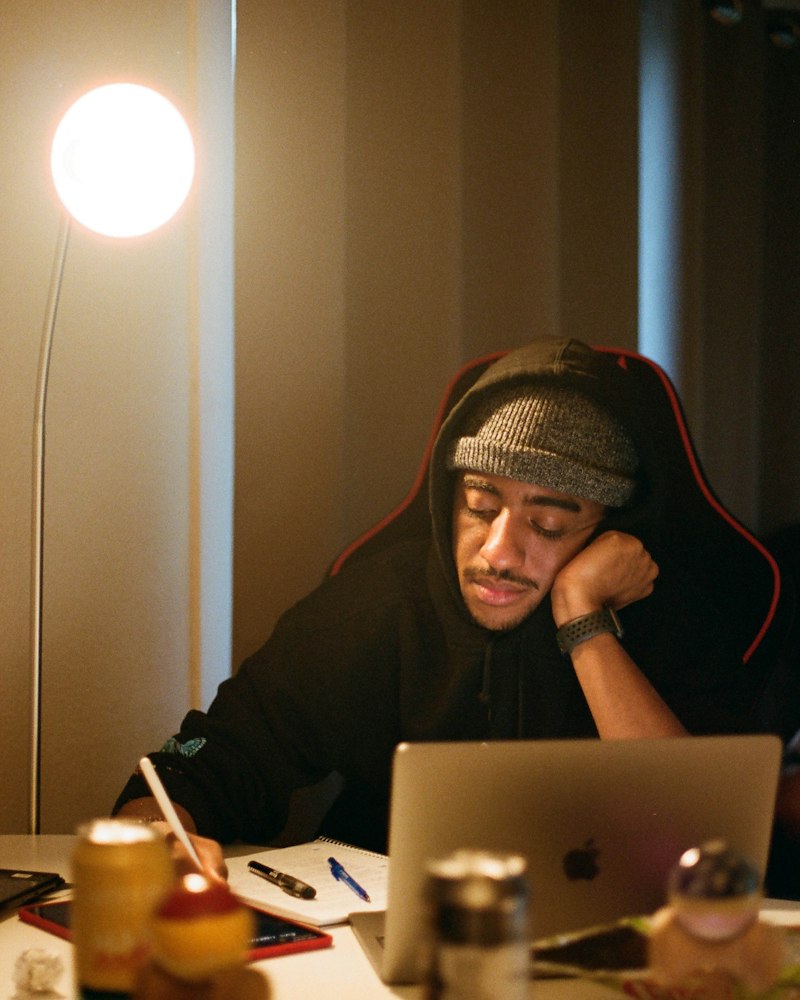Salim à son bureau